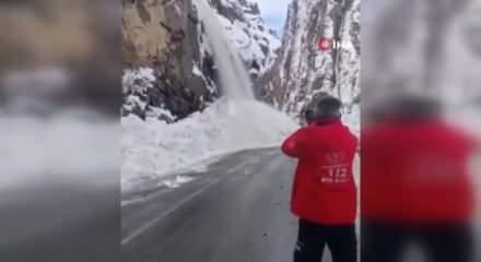 Hakkari-&Ccedil;ukurca karayolunda 2 ayrı &ccedil;ığ d&uuml;şt&uuml;: Yol ulaşıma kapandı