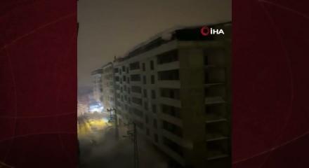 Hakkari'de tonlarca ağırlıktaki kar k&uuml;tlesi elektrik direklerini devirdi