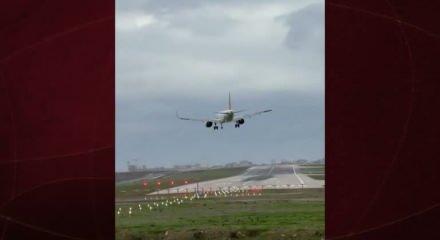Hava trafiğini Lodos vurdu! Kuvvetli r&uuml;zgar nedeniyle u&ccedil;aklar piste inemedi