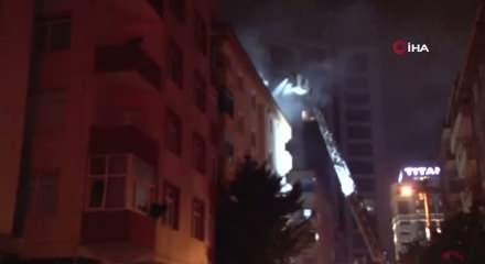 İstanbul Kartal'da 5 katlı binanın &ccedil;atısında yangın &ccedil;ıktı!