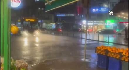 İstanbul'da sağanak yağış etkili oluyor