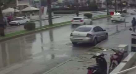 İzmir'deki feci kazada ağır yaralanan yazar yaşam m&uuml;cadelesini kaybetti