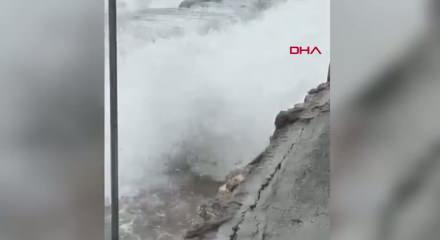 Kadık&ouml;y'de denize girmek isteyenler dev dalgaların azizliğine uğradı