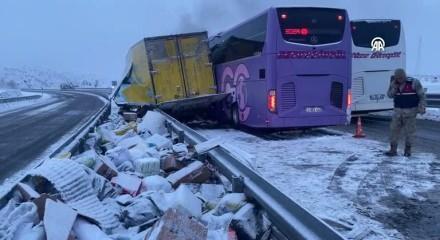 Kars'ta yolcu otob&uuml;s&uuml;n&uuml;n kargo kamyonuna &ccedil;arptığı kazada 9 kişi yaralandı