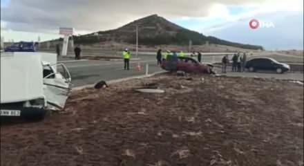 Kavşakta iki otomobil &ccedil;arpıştı: 1 &ouml;l&uuml;, 1 yaralı