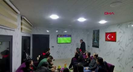 Osmaniye&rsquo;de itfaiyecilerin S&uuml;per Kupa final ma&ccedil;ını izledikleri sırada g&ouml;reve &ccedil;ıkışı anları kameraya yansıdı