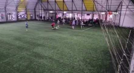Halı sahada futbolcunun dili boğazına ka&ccedil;tı y&uuml;rekler ağza geldi: