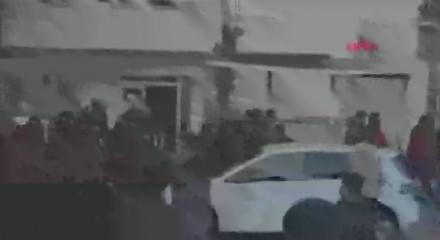 Şanlıurfa&rsquo;da taşlı-sopalı kavga kamerada!