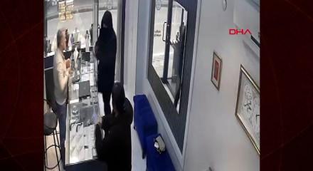 Silahla soyguna gelen hırsız kuyumcudan azar yiyince topukladı