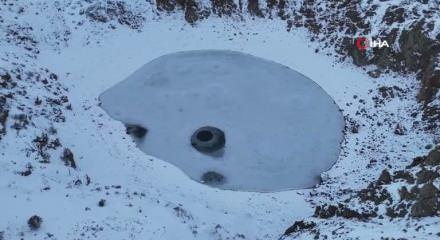 Sivas'taki Kızıl&ccedil;an G&ouml;l&uuml; soğuk havanın etkisiyle dondu