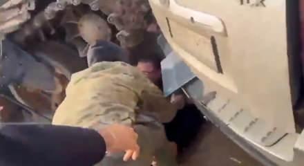 Suriye'de bir muhabire canlı yayında tank &ccedil;arptı!