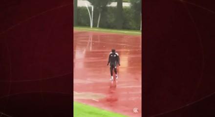 Beşiktaş'ın yıldızı Tammy Abraham'ın antrenman sahasına gelişi izleyenleri g&uuml;ld&uuml;rd&uuml;