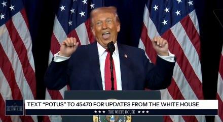 Trump canlı yayında kafayı yedi! Tuhaf hareketleri t&uuml;m d&uuml;nyada g&uuml;ndem oldu