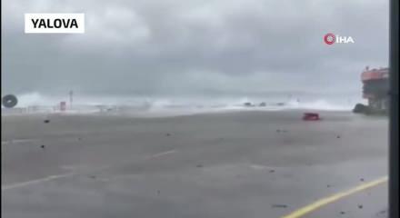  Yalova&rsquo;daki fırtınadan &ccedil;arpıcı g&ouml;r&uuml;nt&uuml;ler