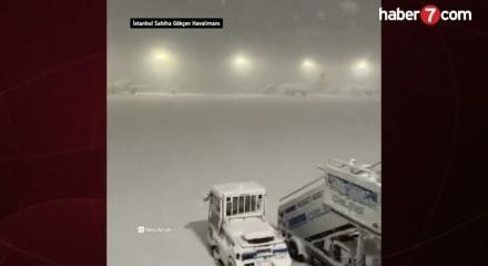 Sabiha G&ouml;k&ccedil;en Havalimanı'nda kar nedeniyle u&ccedil;uş kapasitesi d&uuml;ş&uuml;r&uuml;ld&uuml;