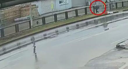 Adana'da feci &ouml;l&uuml;m: Arabanın &ccedil;arptığı 84 yaşındaki adam, metrelerce havaya u&ccedil;tu