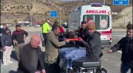 Adıyaman&rsquo;da iki otomobil &ccedil;arpıştı: 4 yaralı