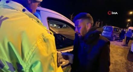 Alkoll&uuml; s&uuml;r&uuml;c&uuml; pişkinliğiyle pes dedirtti! Ehliyetine el konulunca ara&ccedil; başında i&ccedil;meyi s&uuml;rd&uuml;rd&uuml;