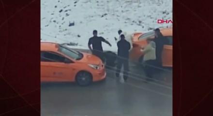 Ankara'da 5 kişi bir kişiyi yol ortasında tekme ve yumrukla darp etti 