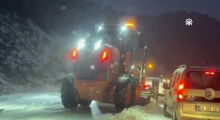 Antalya-Fethiye kara yolunda kar ulaşımı olumsuz etkiledi