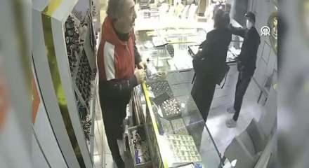 Bah&ccedil;elievler'de silahlı kuyumcu soygunu! Korku dolu anlar kamerada