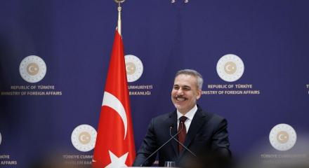 Bakan Fidan ve Yunan medyası arasında g&uuml;l&uuml;mseten diyalog