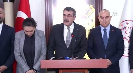 Bakan Tekin, karnelerden Atat&uuml;rk fotoğrafının kaldırıldığı iddialarını yalanladı