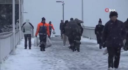 Beylikd&uuml;z&uuml; metrob&uuml;st &uuml;st ge&ccedil;idi karla kaplandı