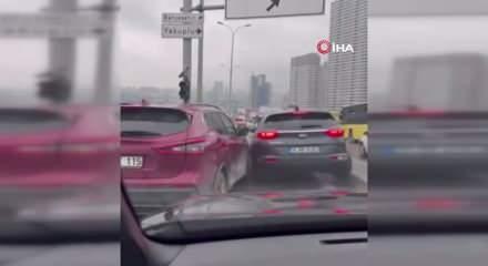 Beylikd&uuml;z&uuml;'nde "kaynak&ccedil;ı" kaza yaptı, gen&ccedil;ler tekme tokat saldırdı!