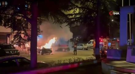 Bolu&rsquo;da park halindeki otomobil alev alev yandı