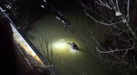 &Ccedil;aya d&uuml;şen otomobildeki baba ve oğlu hayatını kaybetti