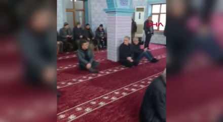 Cuma namazı &ouml;ncesi camiye giren k&ouml;pek şaşkına &ccedil;evirdi