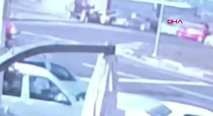 Manisa'da feci kaza: Otomobil ile trakt&ouml;r &ccedil;arpıştı, 79 yaşındaki s&uuml;r&uuml;c&uuml;n&uuml;n durumu ciddi