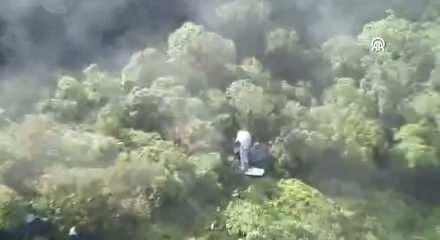 Endonezya, 11 kişiyi taşıyan kayıp u&ccedil;ağın enkazını bulunduğu anlar ortaya &ccedil;ıktı