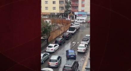 Eşinin arabayı parkedemediği anları paylaşan adam herkesi g&uuml;ld&uuml;rd&uuml;