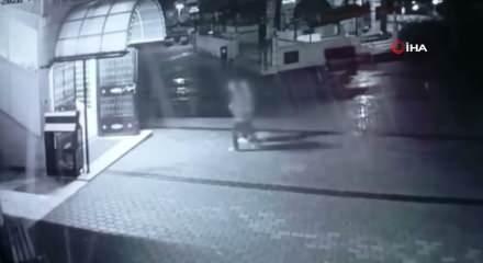 Eşinin şiddetinde ka&ccedil;an anne kızı ile birlikte camiye sığındı! 