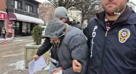 Eskişehir'de &uuml;vey babasını bı&ccedil;akla ağır yaralayan şahıs tutuklandı