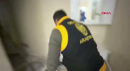 Evde yok yok! Kalaşnikof piyade t&uuml;feği, el bombası ele ge&ccedil;irildi; 4 kişi tutuklandı