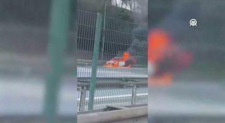 Fatih Sultan Mehmet K&ouml;pr&uuml;s&uuml; girişinde bir otomobil yandı