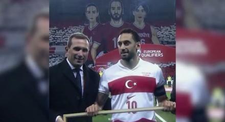 Galatasaray Hakan &Ccedil;alhanoğlu i&ccedil;in masaya oturuyor: Bonservisi ortaya &ccedil;ıktı