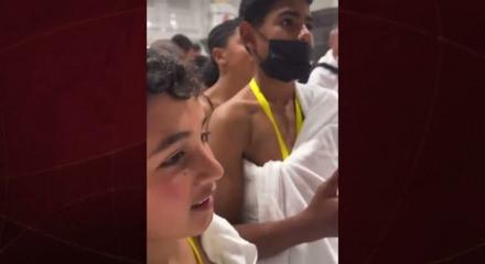 G&ouml;zyaşları Kabe'nin &ouml;rt&uuml;s&uuml;ne karıştı! Gazzeli yetimler Beytullah'a kavuştu