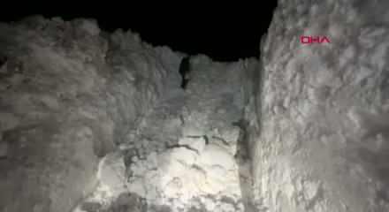 Hakkari'de &ccedil;ığ d&uuml;şen k&ouml;y yolu ulaşıma a&ccedil;ıldı: Kar kalınlığı dikkat &ccedil;ekti