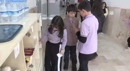 İlkokuldaki kasiyersiz "d&uuml;r&uuml;stl&uuml;k dolabı" kasa fazlası verdi