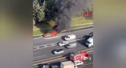 İstanbul Esenyurt'ta yanan otomobil hurdaya d&ouml;nd&uuml;