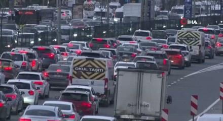 İstanbul'da akşam saatlerinde trafik yoğunluğu y&uuml;zde 85'e &ccedil;ıktı