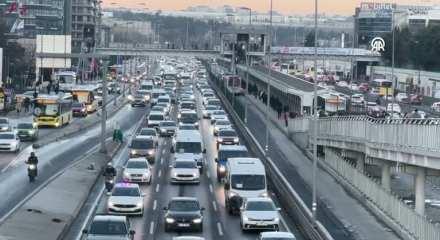 İstanbul'da sabah saatlerinde trafik yoğunluğu yaşanıyor
