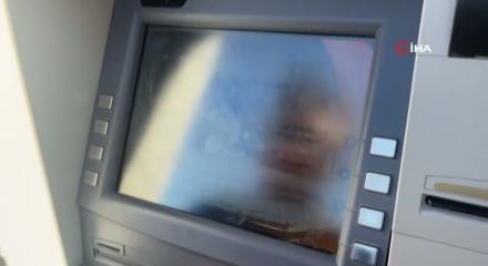 İzmir'de g&uuml;venlikleri darp edip banka aracını soydular