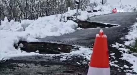 Kar yağışı sonrası mahalle yolu heyelana teslim oldu