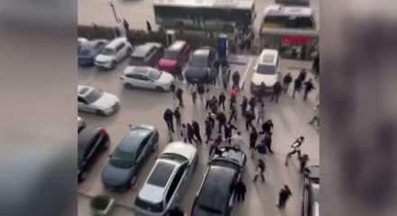 Karne alan lise &ouml;ğrencilerinin AVM otoparkındaki kavgası kamerada