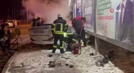 Kayseri&rsquo;de kavşakta feci kaza: Otomobil takla atıp yandı, motor yola fırladı